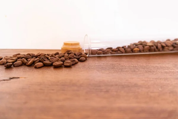 kahve çekirdekleri ahşap bir masanın üzerinde.