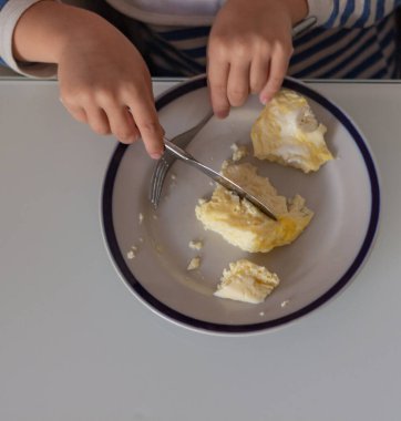 Bebek üst manzaralı kahvaltı mutfağı yiyor.