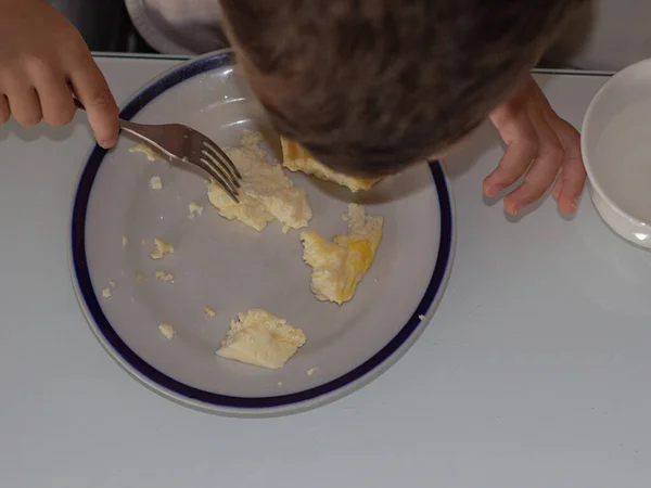 Bebek üst manzaralı kahvaltı mutfağı yiyor..