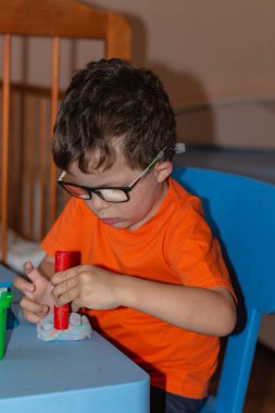 Little baby sculpts plasticine mom with baby