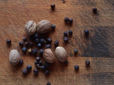Ahşap bir masada baharat ve fındık