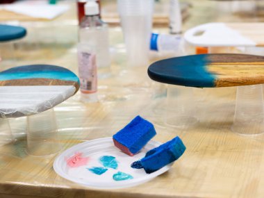 Tahtayla ahşap bir sünger süslemek.