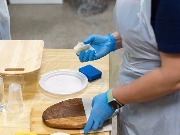 Tahta bir tahtaya hizmet ederken seçici odaklanma yakın plan.