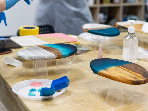 Tahta boyalı süngerler ahşap süsleme yapıyor.