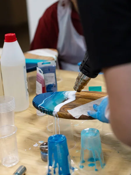 Tahtada saç kurutma makinesiyle boya kurutmak.