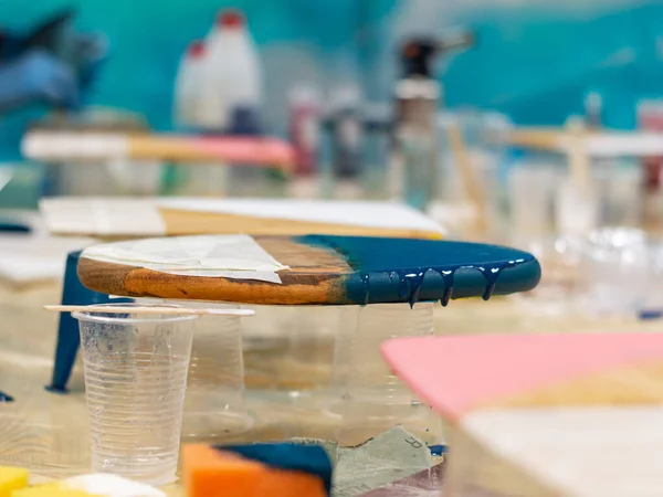 Süslü tahta ustası sınıf boyası kurutur.