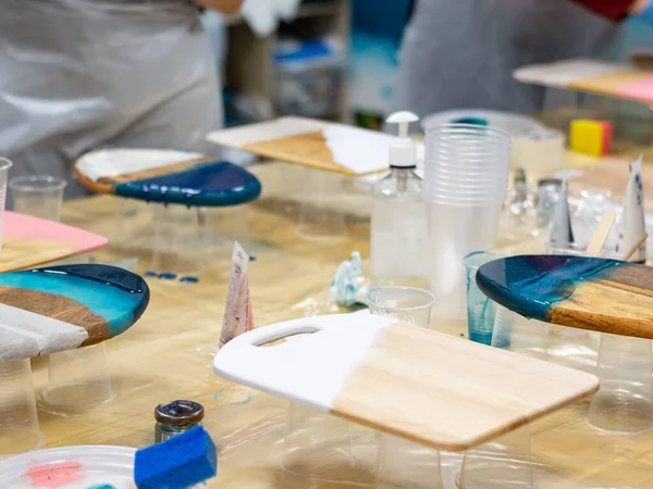 Süslü tahta ustası sınıf boyası kurutur.