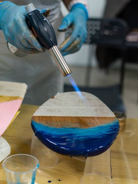 Gaz ocağıyla el yapımı yakın çekim.