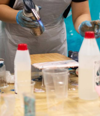 El yapımı bir gaz ocağıyla çalışmak