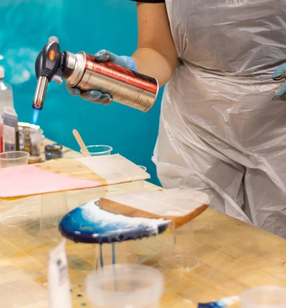 El yapımı bir gaz ocağıyla çalışmak.