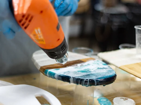 Tahtada saç kurutma makinesiyle boya kurutmak..