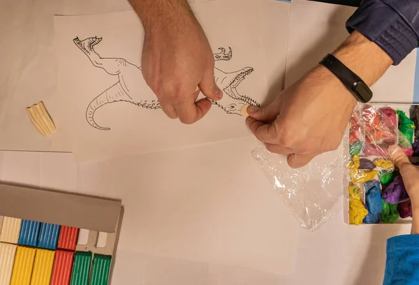 Plastik evden güzel bir ev, mankenlik yapan bir aile.