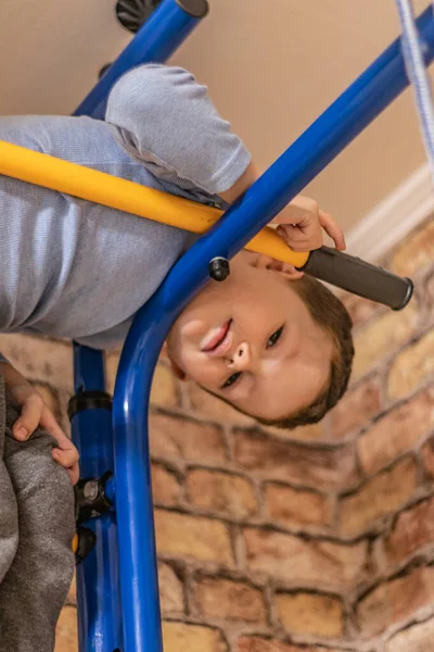 Küçük çocuk evdeki ormancıya tırmanıyor..