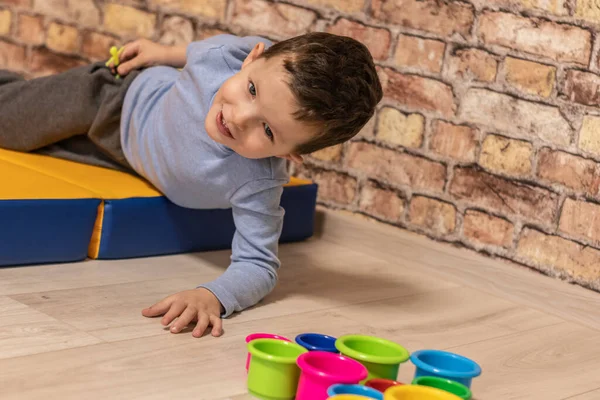 Küçük çocuk karantina sırasında evde yerde oynuyor.