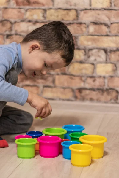 Küçük çocuk karantina sırasında evde yerde oynuyor.