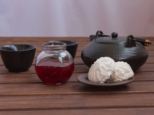 Kurabiyeli çay ve reçelli tahta masa.