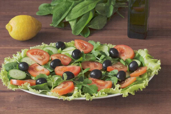 domatesli salata, zeytin ve otlar, limon.