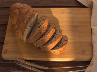 Tahta üzerinde dilimlenmiş ekmek.