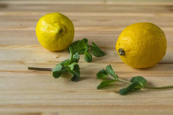 Tahta bir masada limonlar ve nane şekerleri.