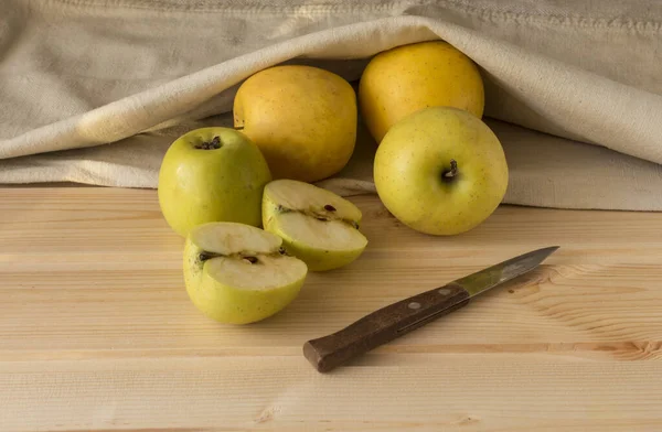 Elmalar bir bütün, kalas bıçak ve torba kes..