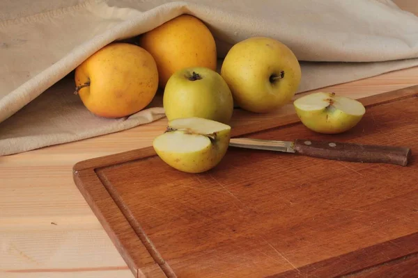 Elmalar bir bütün, kalas bıçak ve torba kes.