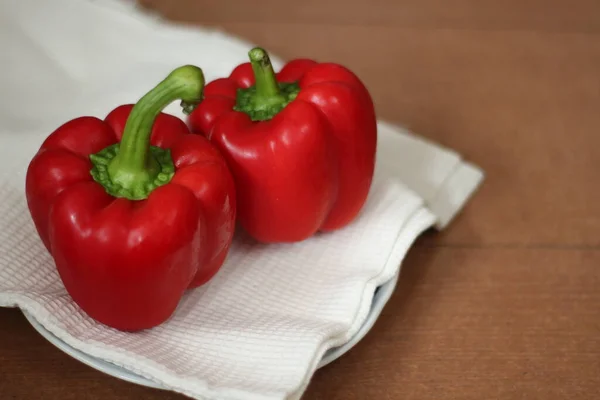 Havluda taze dolmalık biber.