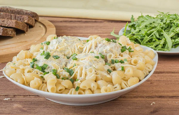 Köfteli makarna ve ahşap peynir masası