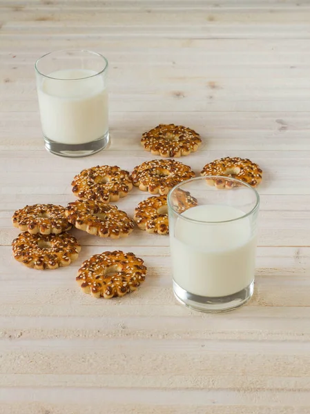 Kurabiyeli süt beyaz bir masada.