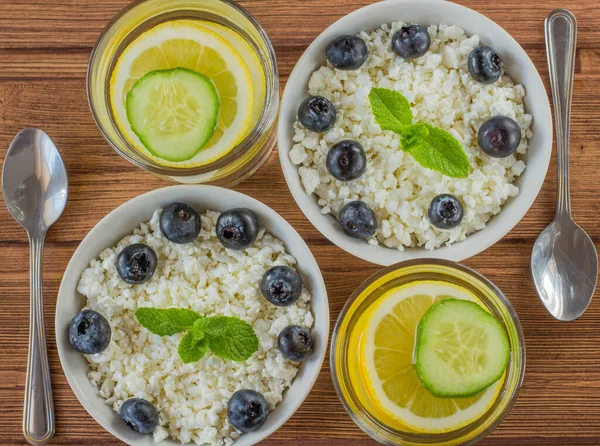 gözlüklü peynir ve mojito kahvaltı.