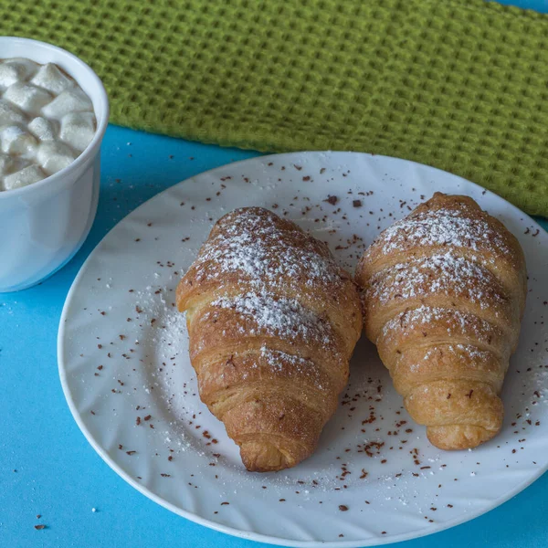 Kahve kruvasanları ve peçete kafein içeceği, yiyecek.