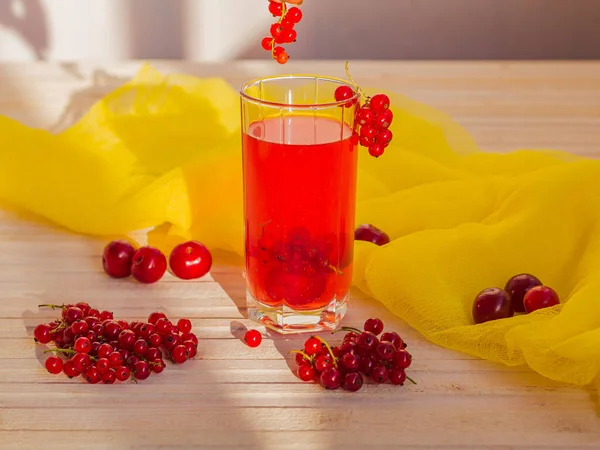 Yaz günü kirazlı üzümler serin doğal lokmalar.