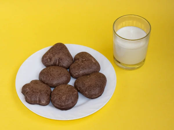 Zencefilli ekmek ve sarı arka planda bir bardak süt.