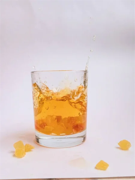 Bir bardak elma suyu, hamurlu ve sulu..