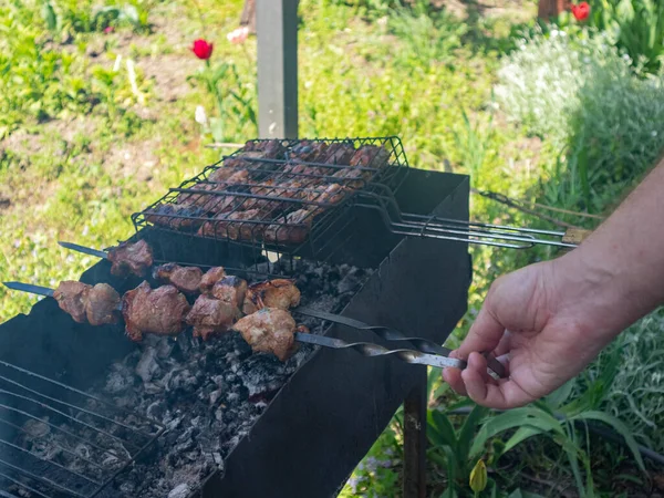 Férfi Grill Kebab Egy Grill Országban — Stock Fotó