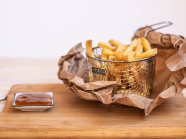 Soslu patates kızartması..