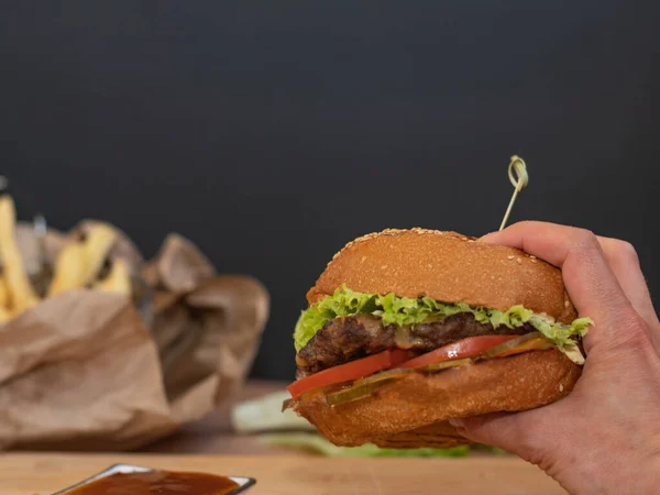 Grande rolo de hambúrguer em um café em uma mesa de madeira. — Fotografia de Stock
