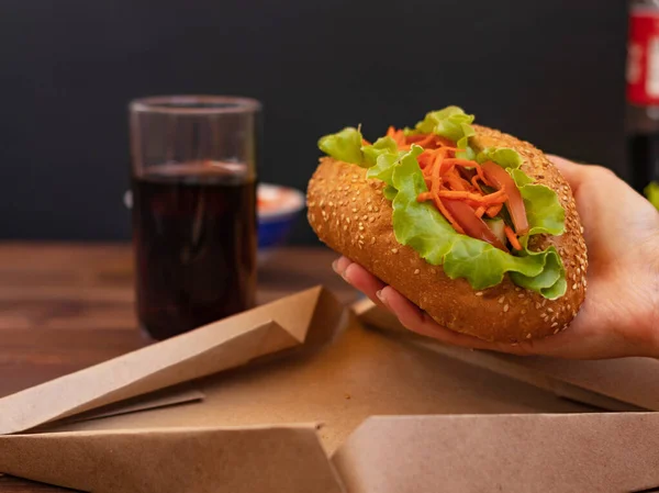 Elimde taze sosisli var.