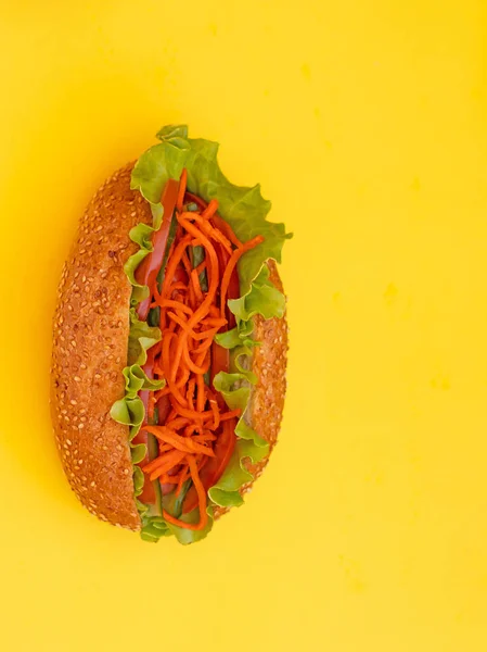 Cachorro-quente em uma entrega de comida de fundo amarelo, — Fotografia de Stock