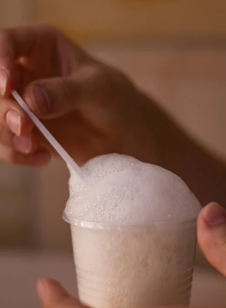 Adam kaşık ellerle oksijen kokteyli yiyor.,