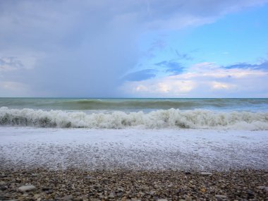 Gri bulutlar fırtınadan sonra deniz iskele gökyüzü