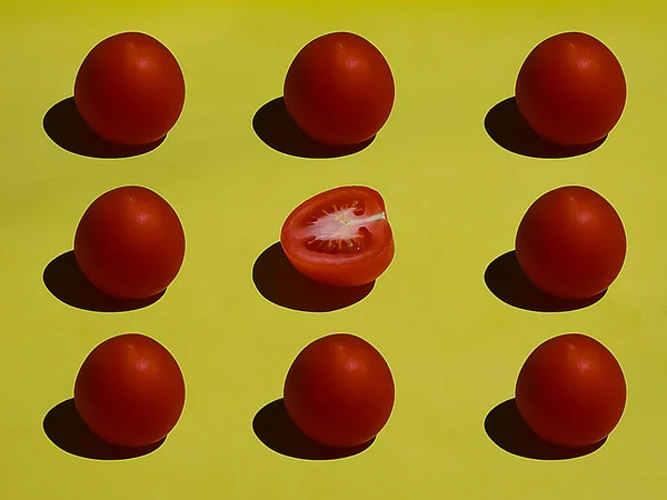 Sarı arkaplanda kırmızı domatesler