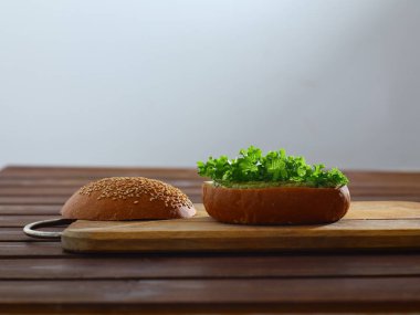 Hamburger, hamburger, çörek ve sebze..