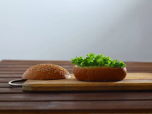 Hamburger, hamburger, çörek ve sebze..