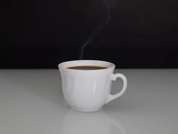 Vapor de café caliente sobre un espacio de copia de fondo oscuro. — Foto de Stock
