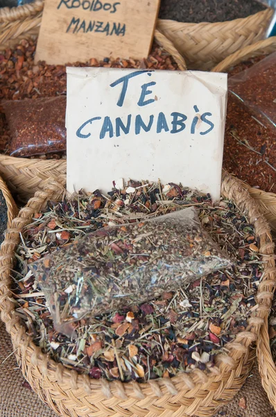 Gerdanlı sepet içinde Kuru çay