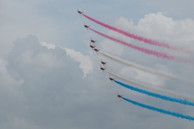 Dokuz savaşçıları akrobasi manevralar taşımak