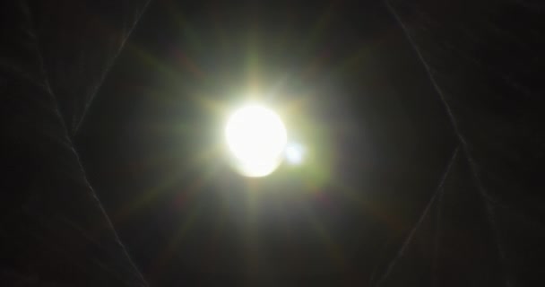 光在旧相机镜头中闪耀 而膜片也在关闭 摘要太阳光概念背景重叠 — 图库视频影像