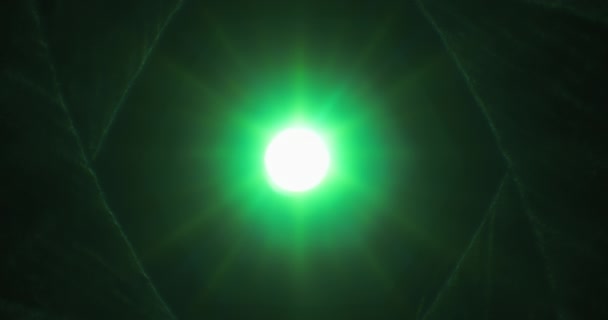 Los Rayos Luz Verde Brillan Través Lente Cámara Vieja Mientras — Vídeo de stock