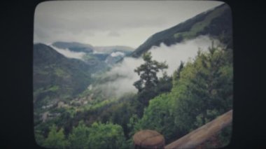 Bulutlar dağ sırtı yakınlarında alçaktan ilerliyor