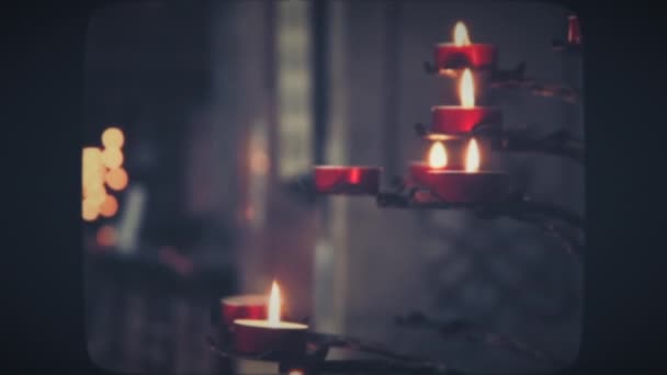 Luces de velas en la iglesia católica. — Vídeos de Stock